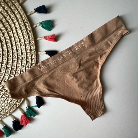Victoria's Secret Seamless Textured Thong Panty Beige Small NEW - Picture 1 of 6